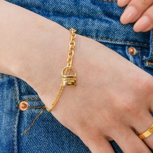 دستبند طلا طرح قفل زنانه