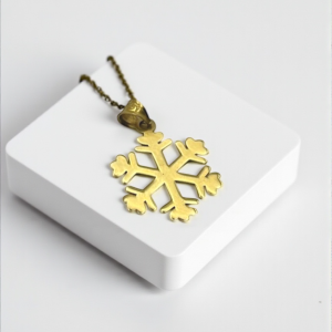 آویز ۱۸ عیار طرح دانه برف